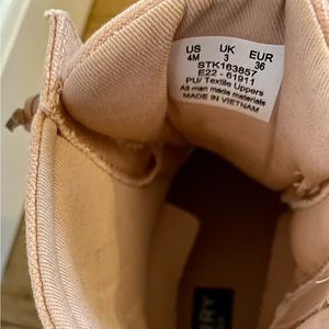 Brand new, never worn, girls Sperry Saltwater boot in blush pink, youth size 4